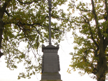 Památník bitvy u Domašova nad Bystřicí roku 1758, nazývaný též Černý kříž, vybudovaný v roce 1858. Překlad německého nápisu na pomníku: „Válečníkům padlým 30. června 1758, jejichž hrdinská sebeobětavost přispěla k osvobození města Olomouce.“ Foto Michal Maňas. 
